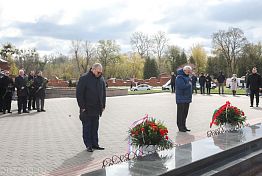 Олег Мельниченко возложил цветы к монументу «Мужество» в Беларуси Олег Мельниченко возложил цветы к монументу «Мужество» в Беларуси