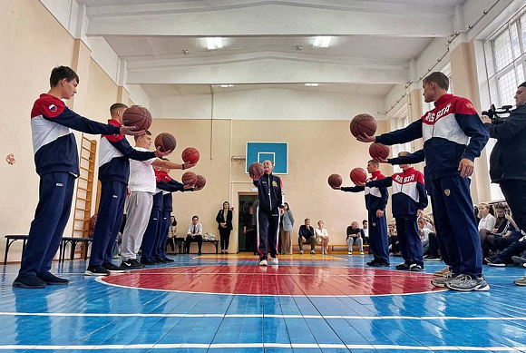Пробную тренировку провела директор спортшколы №1 Татьяна Аршинова||Фото: М. Буданов Баскетбол меняет жизнь воспитанников пензенской школы-интерната