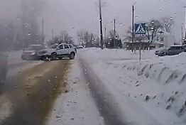 В Кузнецке внедорожник врезался в легковушку и уехал