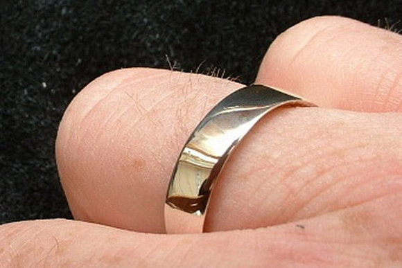 Доверчивый пензенец лишился обручального кольца из-за мошенницы с сайта знакомств