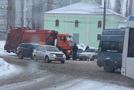 В Пензе две легковушки столкнулись с мусоровозом