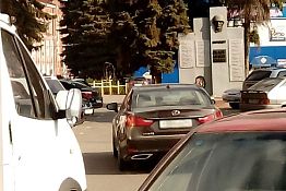 В Пензе памятник заводчанам, павшим в годы ВОВ, оказался на стоянке автомобилей В Пензе памятник заводчанам, павшим в годы ВОВ, оказался на стоянке автомобилей