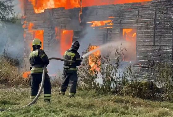В Пензе 20 пожарных тушили деревянный дом