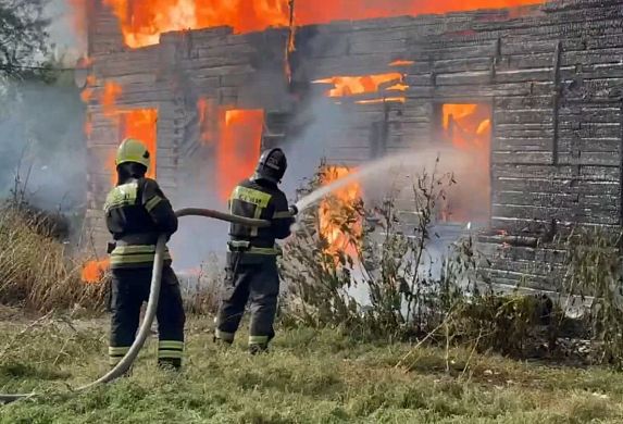 В Пензе 20 пожарных тушили деревянный дом
