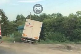 В Мокшане слетевшая с трассы фура уткнулась в забор