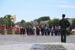 Парламентарии Приволжья возложили цветы к Монументу воинской и трудовой Славы