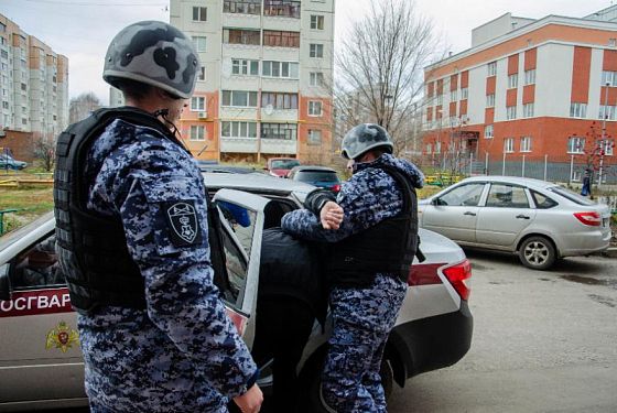 В Пензе ночью трое мужчин распиливали чужой металлический гараж