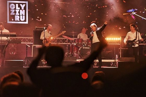 Алексей Глызин показал торс на концерте в Пензе