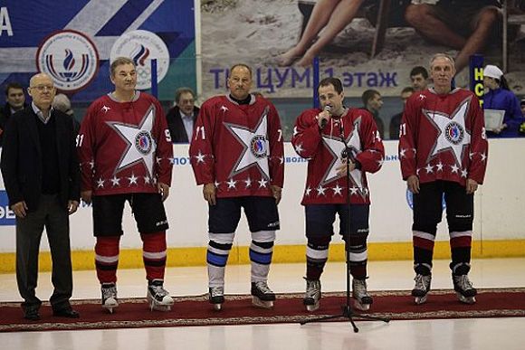 Михаил Бабич и Владислав Третьяк сыграли с юными хоккеистами