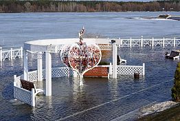 В Спутнике среди скамеек плавают утки