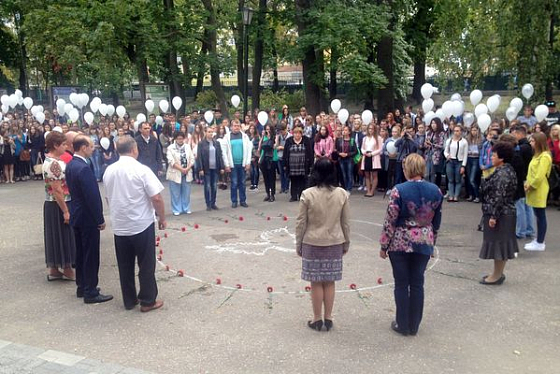 Пензенские студенты в память о погибших в Беслане выпусти в небо 335 белых шаров