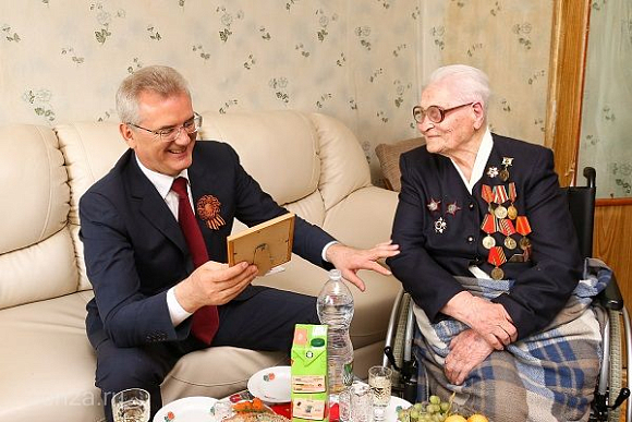И. Белозерцев поздравил со 100-летием участницу ВОВ Тамару Краснову