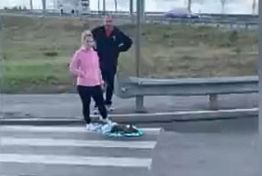 Остановилась лишь одна пара: В Пензе раненый щенок выполз на дорогу Остановилась лишь одна пара: В Пензе раненый щенок выполз на дорогу