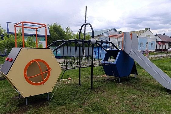В Беково модернизировали игровую площадку для детей