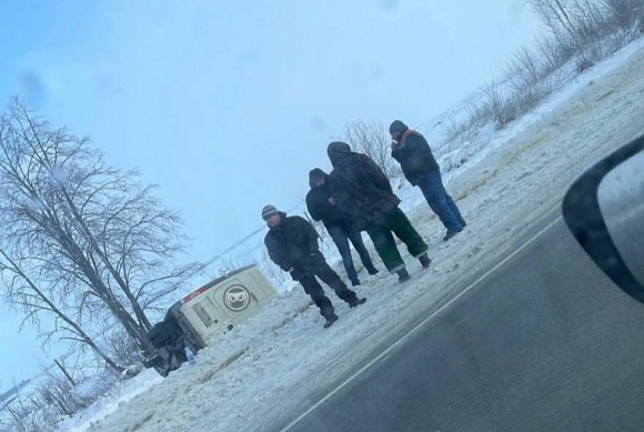 Под Пензой на трассе М-5 фура завалилась на бок