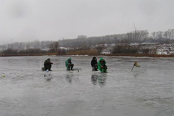 Несмотря на +7 градусов, в Пензе рыбаки выходят на лед