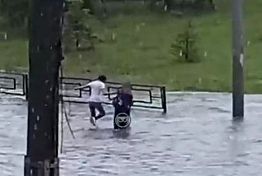 Пензенцы ходят по ул. Суворова «по колено» в воде