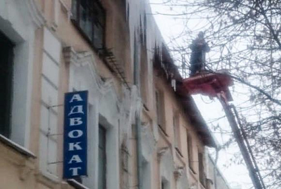 В Пензе продолжается бой коммунальщиков с сосульками