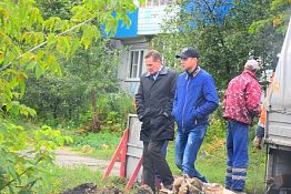 После обустройства отвода воды на ул. Тепличной она скопилась вдоль дороги После обустройства отвода воды на ул. Тепличной она скопилась вдоль дороги