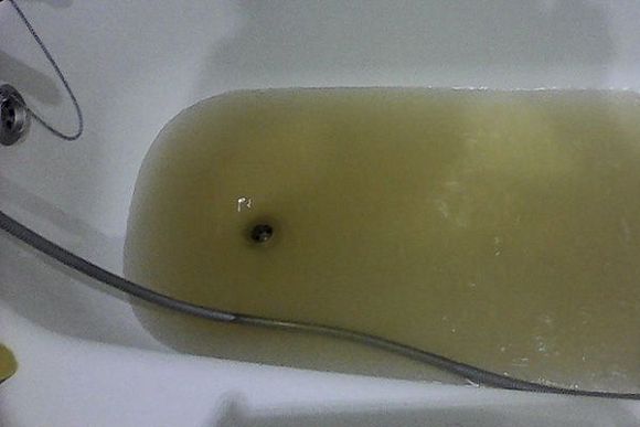 Житель Спутника пожаловался на горячую воду «из канализации»