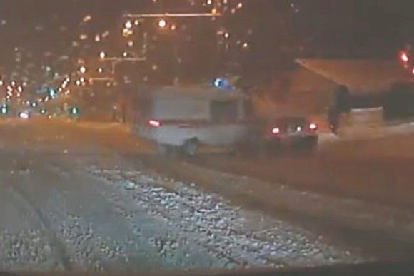 Появилось видео столкновения «скорой» и иномарки на заснеженной дороге в Терновке