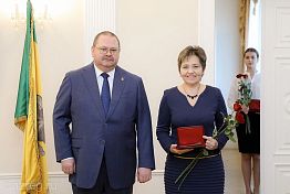 Спасшая детей в нижнеломовском бассейне Елена Демина получила медаль Спасшая детей в нижнеломовском бассейне Елена Демина получила медаль