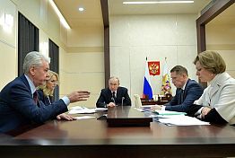 Путин провел совещание по коронавирусу и посетил больницу в Коммунарке