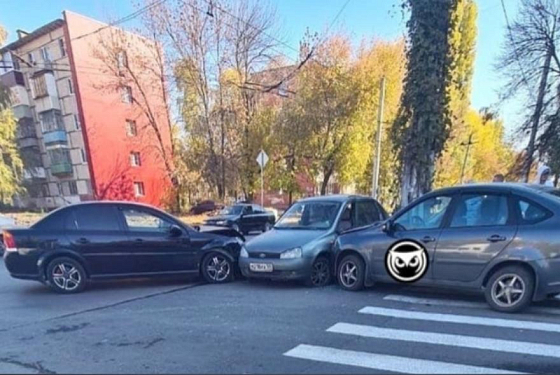 В Пензе на Рахманинова в ДТП попали три автомобиля