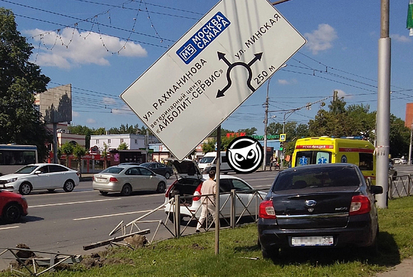 В Пензе легковушка снесла ограждение и вылетела на тротуар