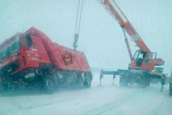 В Пензенской области вылетевший с дороги МАЗ вытаскивали краном