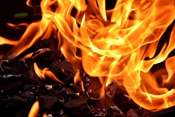 На Калинина огонь в деревянном доме тушили 24 человека