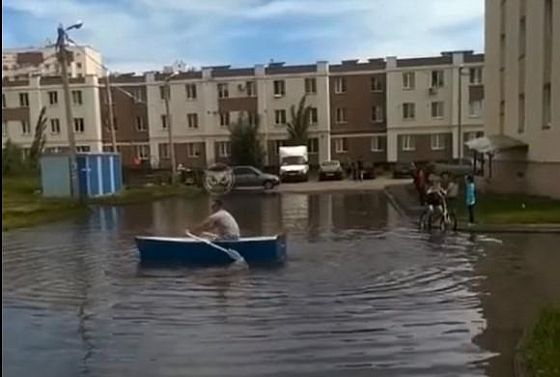 Пензенец переплыл лужу на Шуисте на лодке