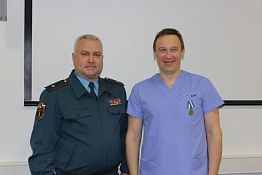 Пензенскому хирургу вручили медаль «За содружество во имя спасения» Пензенскому хирургу вручили медаль «За содружество во имя спасения»