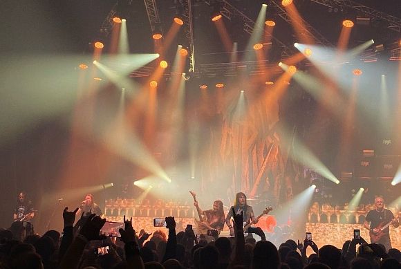 В Пензе на концерте «Арии» фанаты пытались узнать пол ребенка