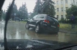 В Пензе внедорожник утонул в луже на дороге