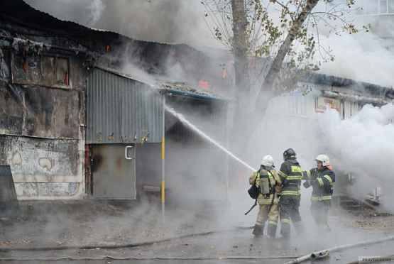 В Кузнецком районе огонь уничтожил несколько домов и надворные постройки