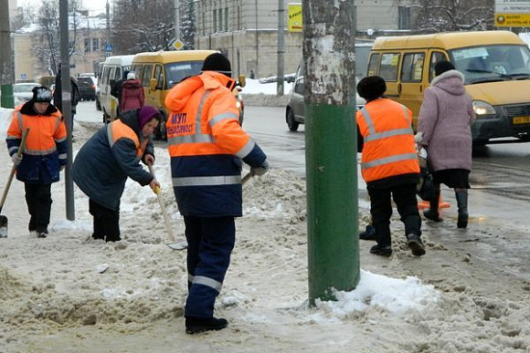 В Пензе во время снегопада дороги очищали более 30 единиц техники