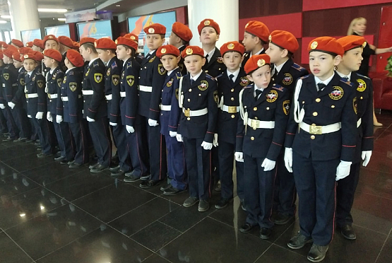 Олег Мельниченко поздравил школьников с посвящением в кадеты