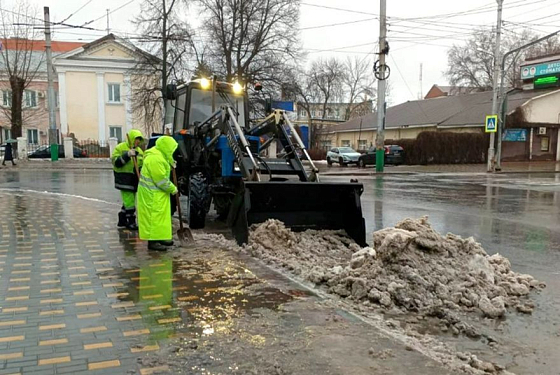 В Пензе ливневки очищают от снега и льда