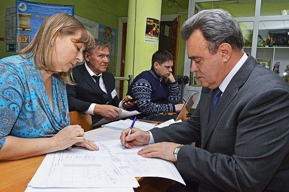 Председатель Заксобра Пензенской области Валерий Лидин проголосовал в школе №30