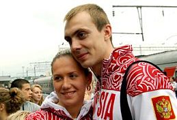 Беременная Анастасия Фесикова пришла поболеть за своего супруга Сергея на чемпионате России по плаванию Беременная Анастасия Фесикова пришла поболеть за своего супруга Сергея на чемпионате России по плаванию