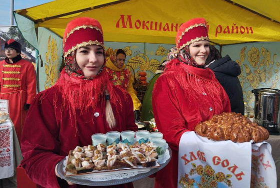 В Пензе на фестивале русской кухни угощали кашей с тыквой В Пензе на фестивале русской кухни угощали кашей с тыквой