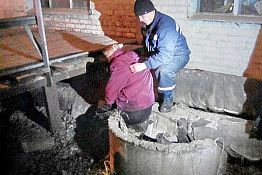 В Пензе женщина упала в бетонное кольцо для колодца