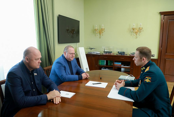 Олег Мельниченко поздравил ветерана СВО Даниила Кошлакова с победой на выборах