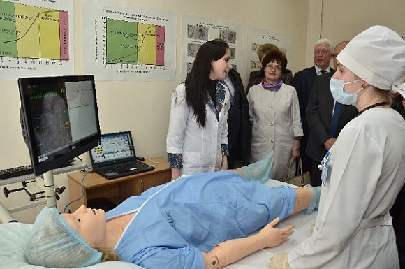Пензенские студенты-медики научатся проводить реанимацию на специальном манекене