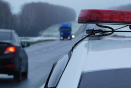 Госавтоинспекторы помогли замерзающим в машине пензенским пенсионерам Госавтоинспекторы помогли замерзающим в машине пензенским пенсионерам