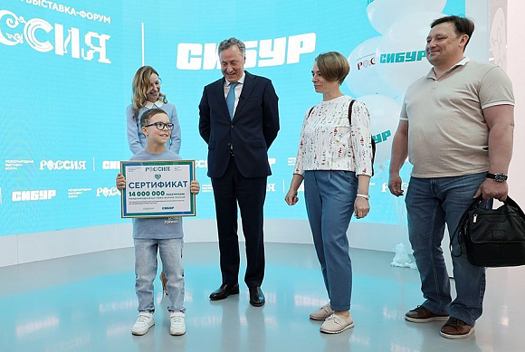 Юный житель Камчатского края стал 14-миллионным гостем выставки «Россия»
