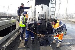 В Пензе термос-бункер заделывает ямы на ул. 8 Марта
