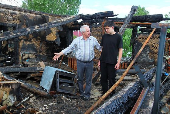 Пензенский студент и его дедушка вынесли из горящего дома 94-летнюю соседку Пензенский студент и его дедушка вынесли из горящего дома 94-летнюю соседку