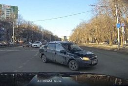 В Пензе на ул. Коммунистической «Гранта» подставила борт под удар